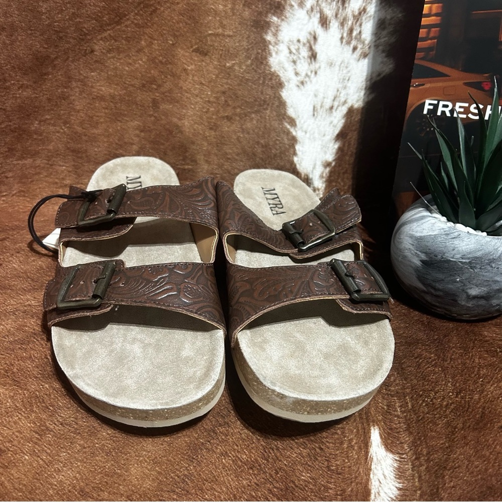 Cedarstone Embossed Sandals - Picture 4 of 5